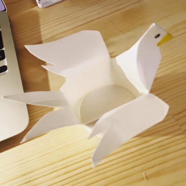紙コップで作る鳥のおもちゃの画像